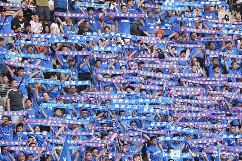 足球狂热,球迷呐喊助威不停歇 足球狂热,球迷呐喊助威不停歇