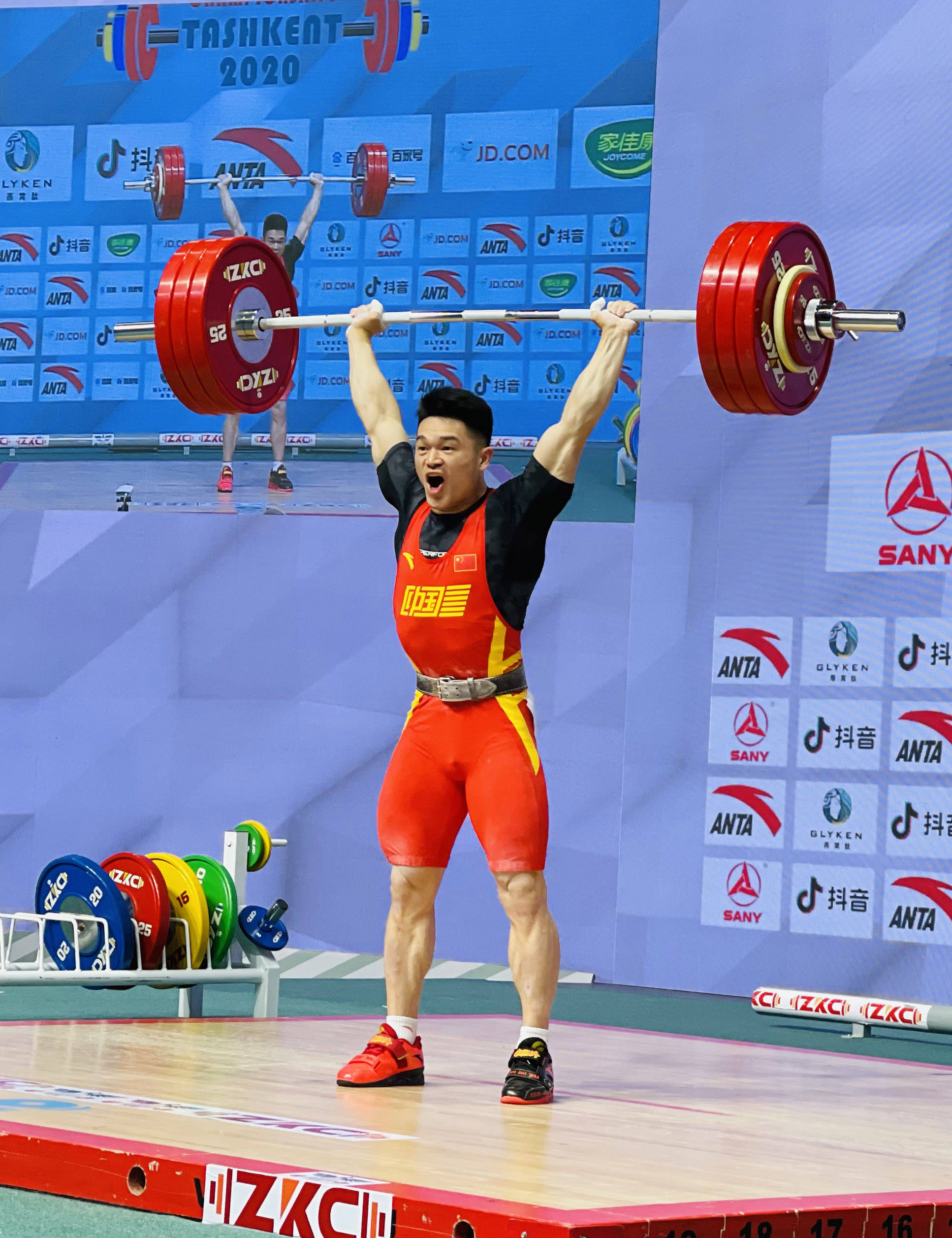 包含举重比赛精彩绝伦，选手力逐群雄的词条